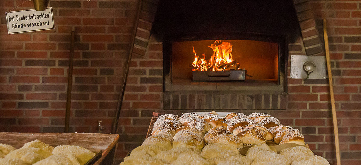 Frisches Brot aus dem Holzofen