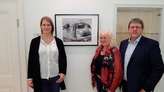 Erneut im Sögeler Rathaus zu sehen: Annika Börries (links) feierte zusammen mit Günter Wigbers und Irmgard Welling ihre zweite Ausstellungseröffnung im Ludmillenhof. Foto: Insa Pölking